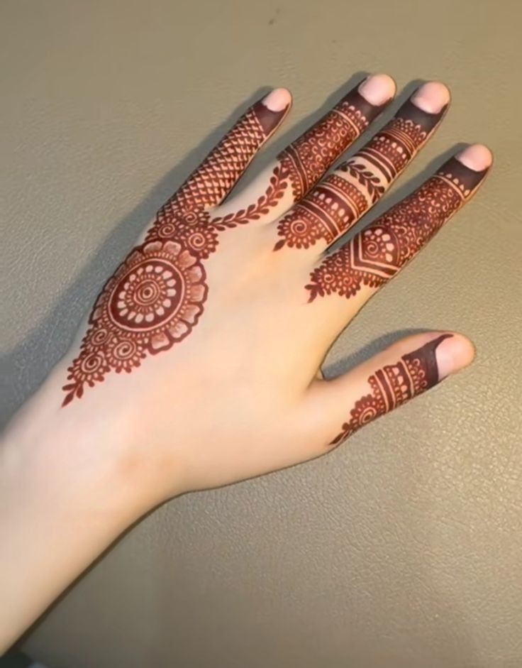 simple-mehndi-design-back-hand-aesthetic simple-mehndi-design-back-hand-aesthetic