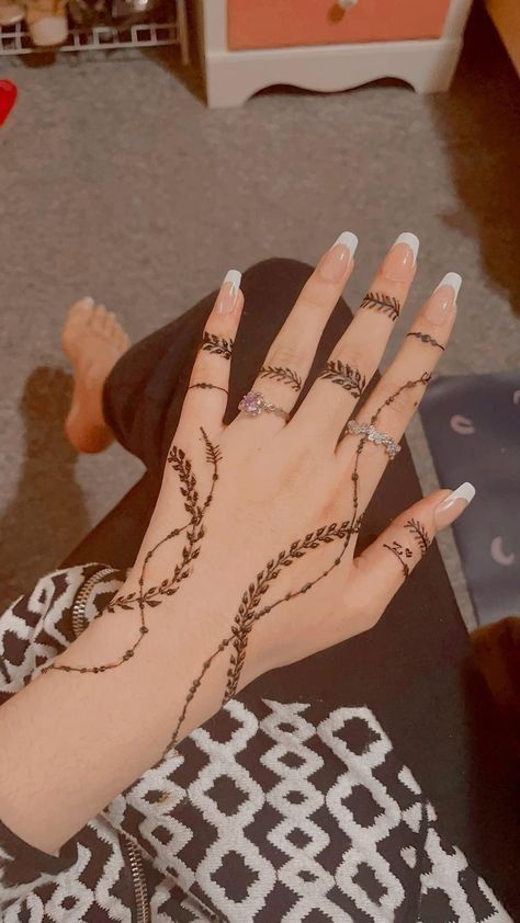 Front-Hand-Simple-Mehndi-Design-Images Front-Hand-Simple-Mehndi-Design-Images