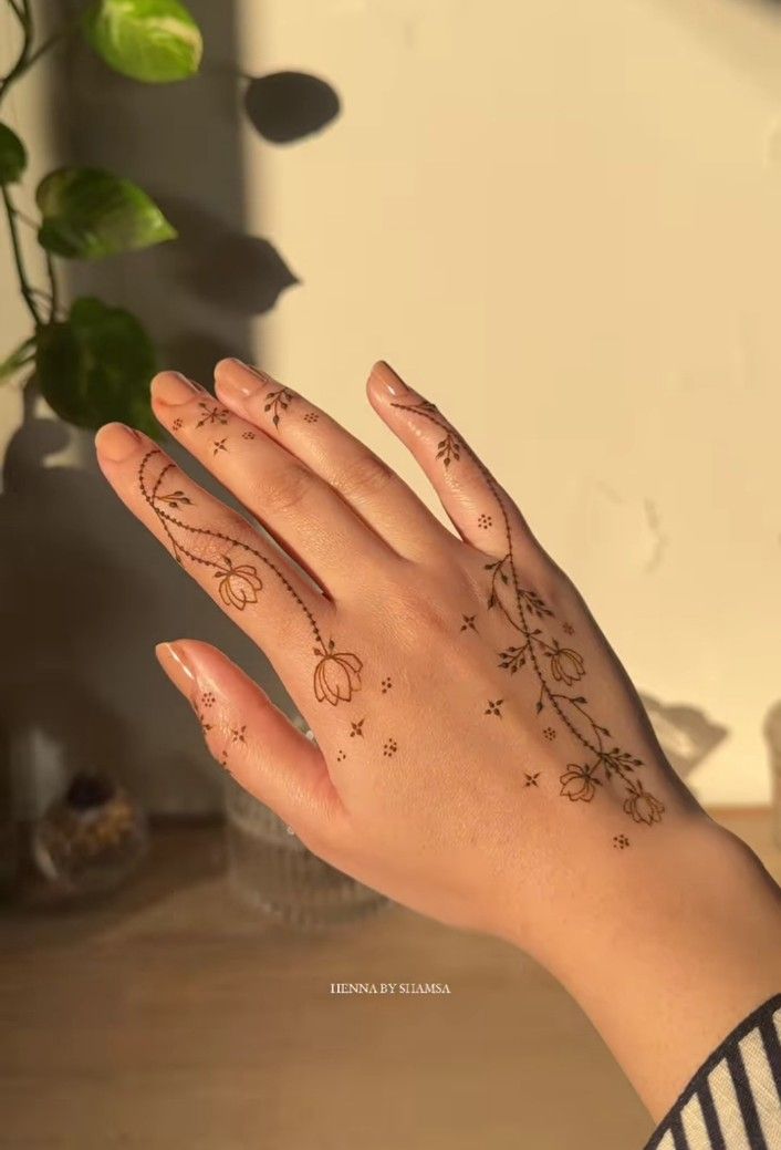 Front-Hand-Simple-Mehndi-Design-Images Front-Hand-Simple-Mehndi-Design-Images