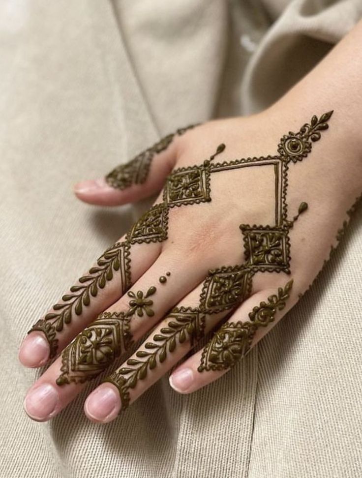 Front-Hand-Simple-Mehndi-Design-Images Front-Hand-Simple-Mehndi-Design-Images