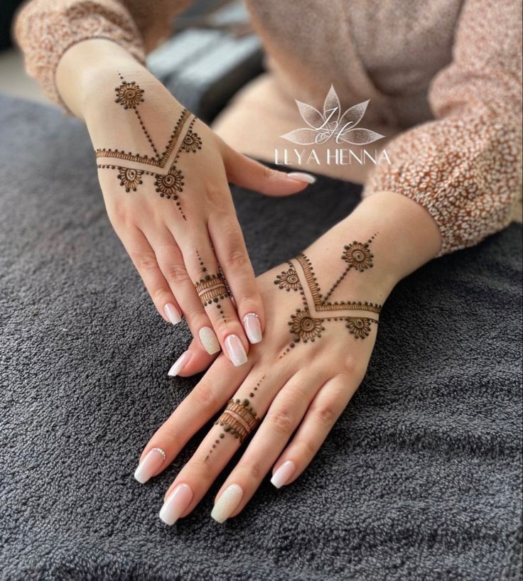 Front-Hand-Simple-Mehndi-Design-Images Front-Hand-Simple-Mehndi-Design-Images